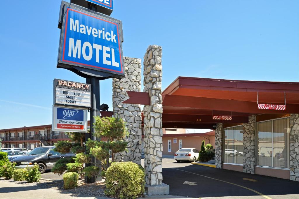 Una señal de motel en frente de una tienda en Maverick Motel en Klamath Falls