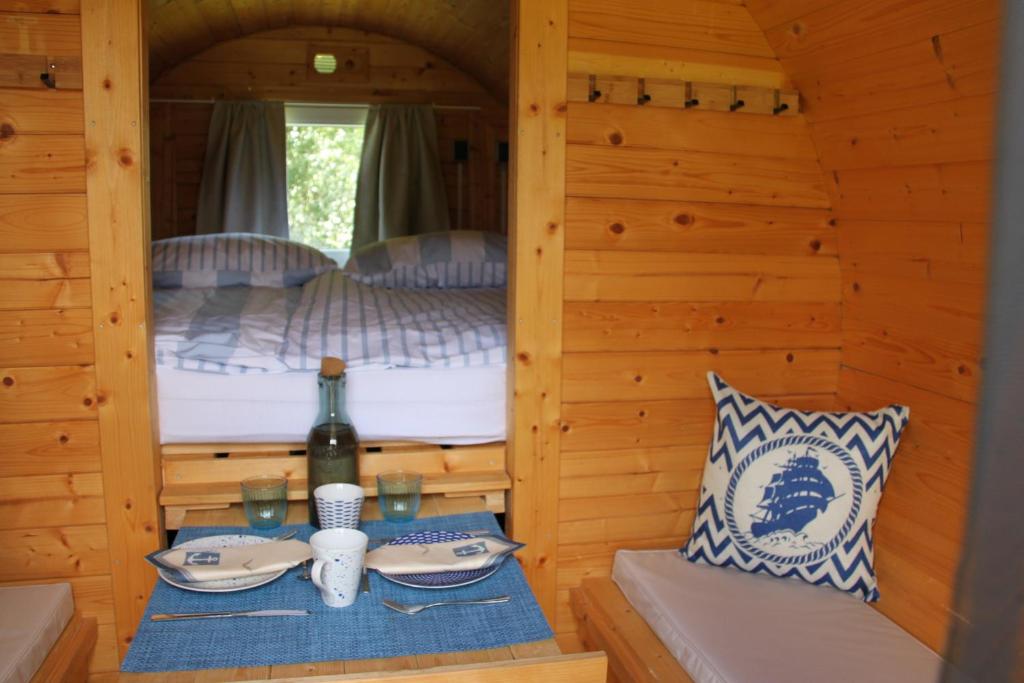 Postel nebo postele na pokoji v ubytování Schlaffässer Teichwiesenhof