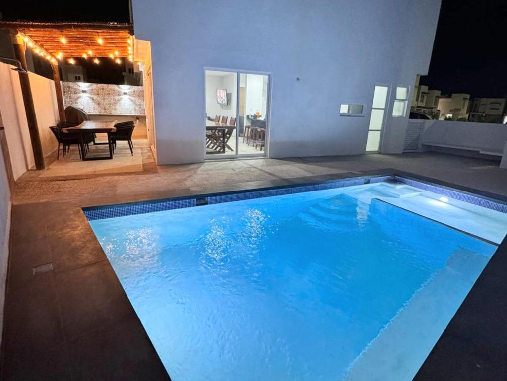 a large blue swimming pool in a living room at Casa con alberca privada en Almarena in Mazatlán