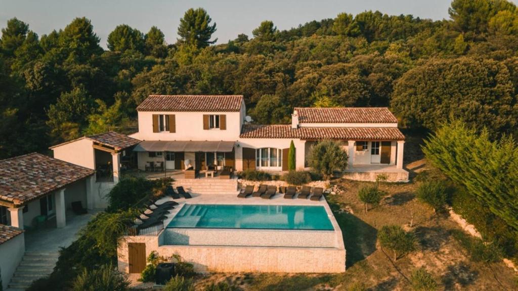 une vue aérienne d'une maison avec piscine dans l'établissement La Collina De Rve, à Apt