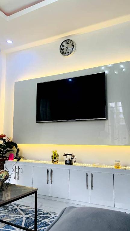 TV a/nebo společenská místnost v ubytování WHITEFIELD LUXURY APARTMENT
