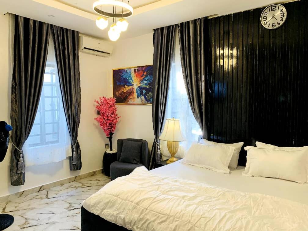 Postel nebo postele na pokoji v ubytování WHITEFIELD LUXURY APARTMENT