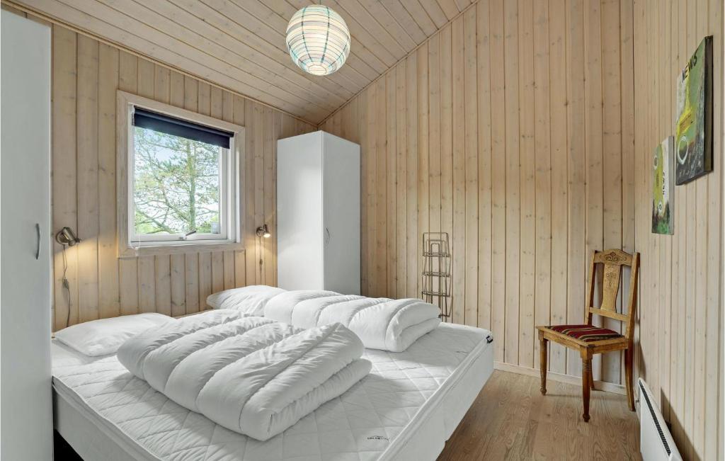 Postel nebo postele na pokoji v ubytování Cozy Home In Hurup Thy With Sauna