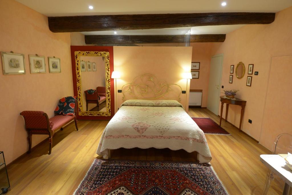 マントヴァにあるLa Cervettaのベッドルーム(ベッド1台、大きな鏡付)