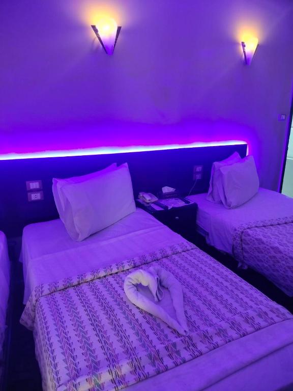 Postel nebo postele na pokoji v ubytování Abo Elwafa Hotel
