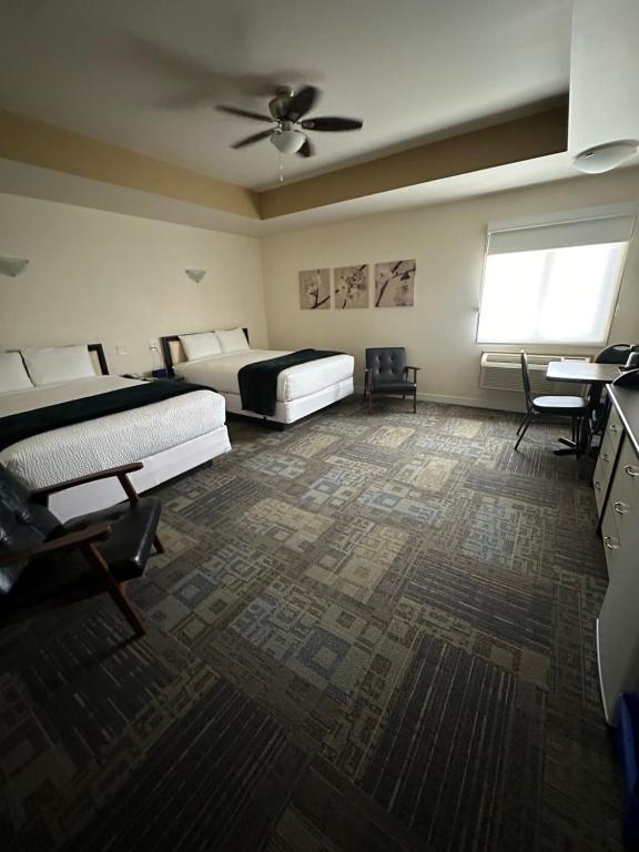 Una cama o camas en una habitación de Sleep Suite Motel