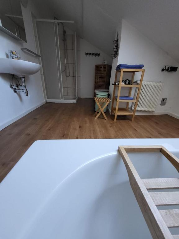 una habitación con lavabo y bañera en Appartment Weidach Zentrum, en Leutasch