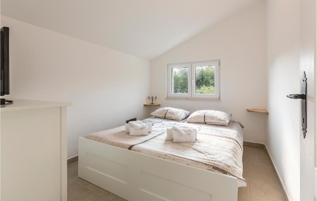Posteľ alebo postele v izbe v ubytovaní Four-Bedroom Holiday Home In Kastel Novi