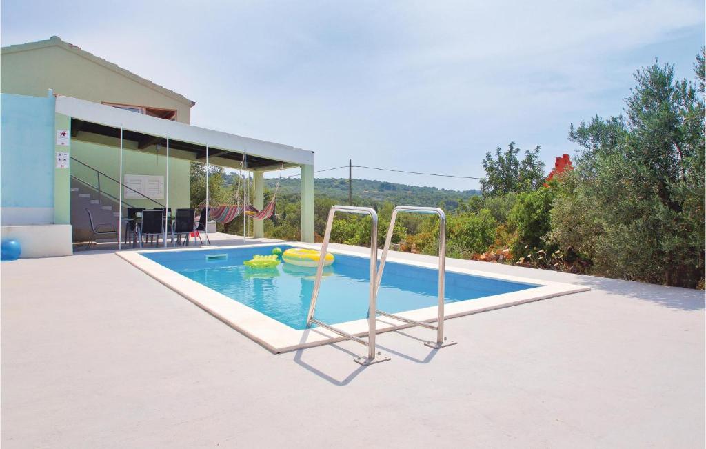 Bazén v ubytování Holiday Home Stratincica 83 With Outdoor Swimmingpool nebo v jeho okolí