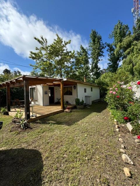 une petite maison avec un porche et une cour dans l'établissement Cómoda Cabaña ubicada en Camino zapallar, à Curicó