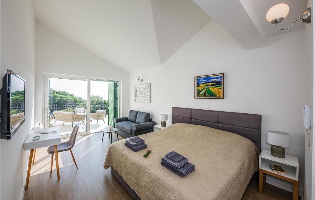 Televízia a/alebo spoločenská miestnosť v ubytovaní Pet Friendly Home In Lun