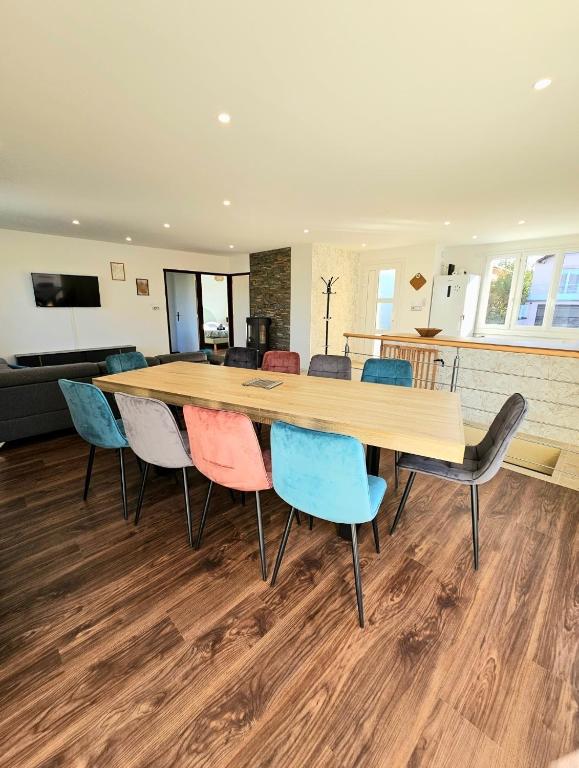 une table et des chaises en bois dans un salon dans l'établissement Maison individuelle Idéale 10 pers !, à Échenoz-la-Méline