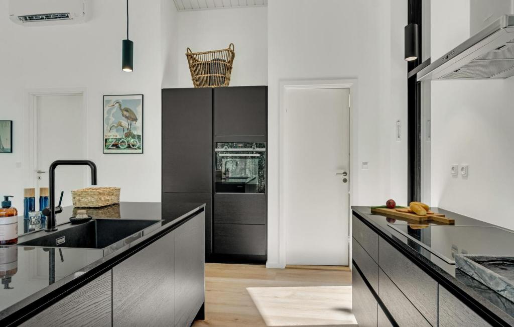 Kuchyň nebo kuchyňský kout v ubytování Cozy Home In Læsø With Kitchen