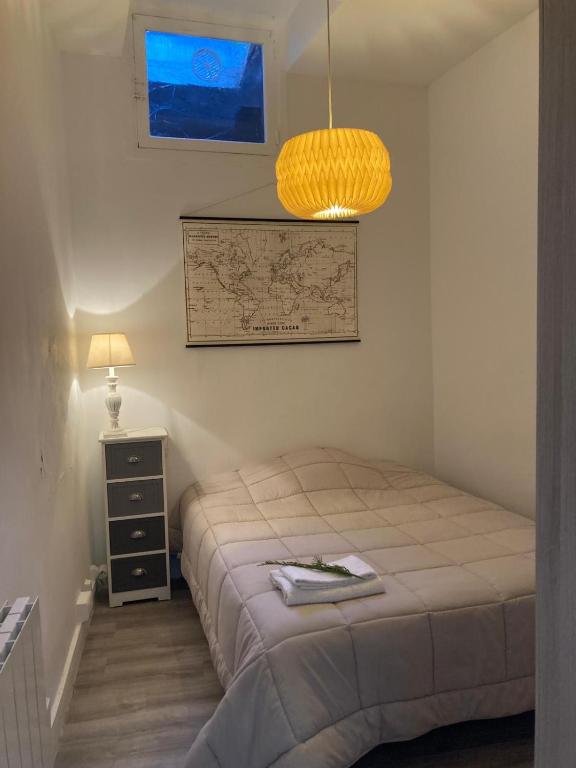 une chambre avec un lit, une lampe et une carte dans l'établissement Nice libération, à Nice