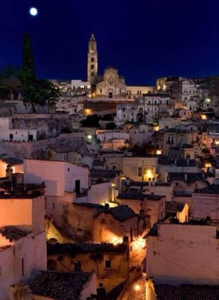 vista sulla città di notte di l'angolo di Frima a Matera