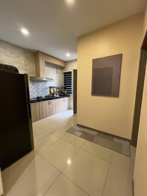 a large room with a kitchen and a kitchenasteryasteryasteryasteryasteryasteryastery at RUMAH SAUJANA KLIA by IMPIAN HOMESTAY in Sepang