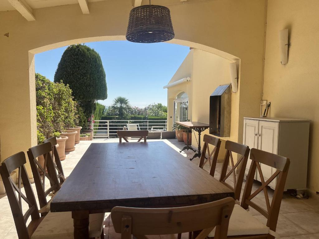 Balkón alebo terasa v ubytovaní Villa Catalina Stunning 4bedroom villa with air conditioning sea views & private swimming pool ideal for families