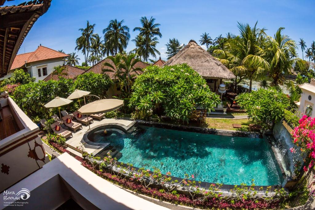 uma vista superior de uma piscina num resort em Rama Shinta Hotel Candidasa em Candidasa