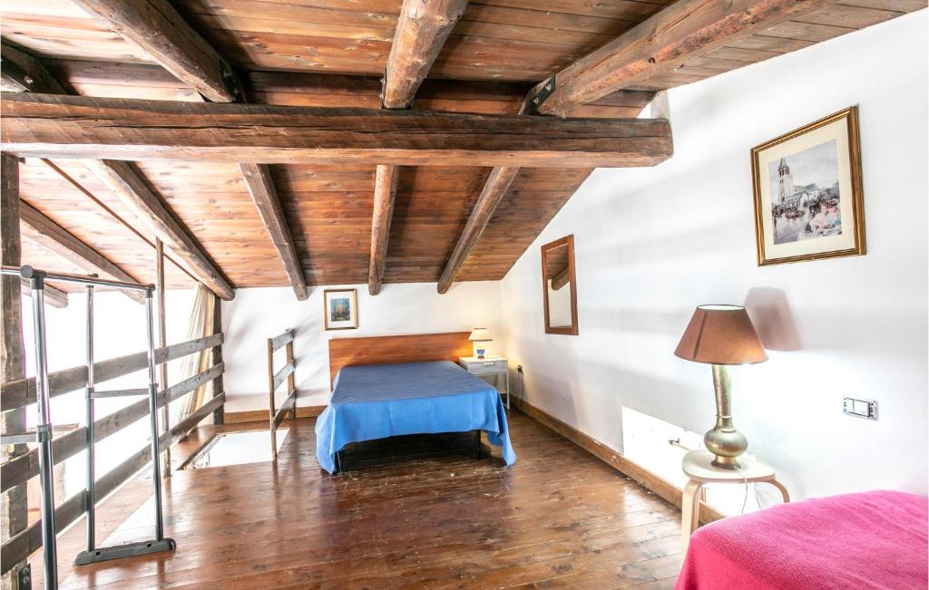 A bed or beds in a room at 4 Bedroom Stunning Home In Arenella