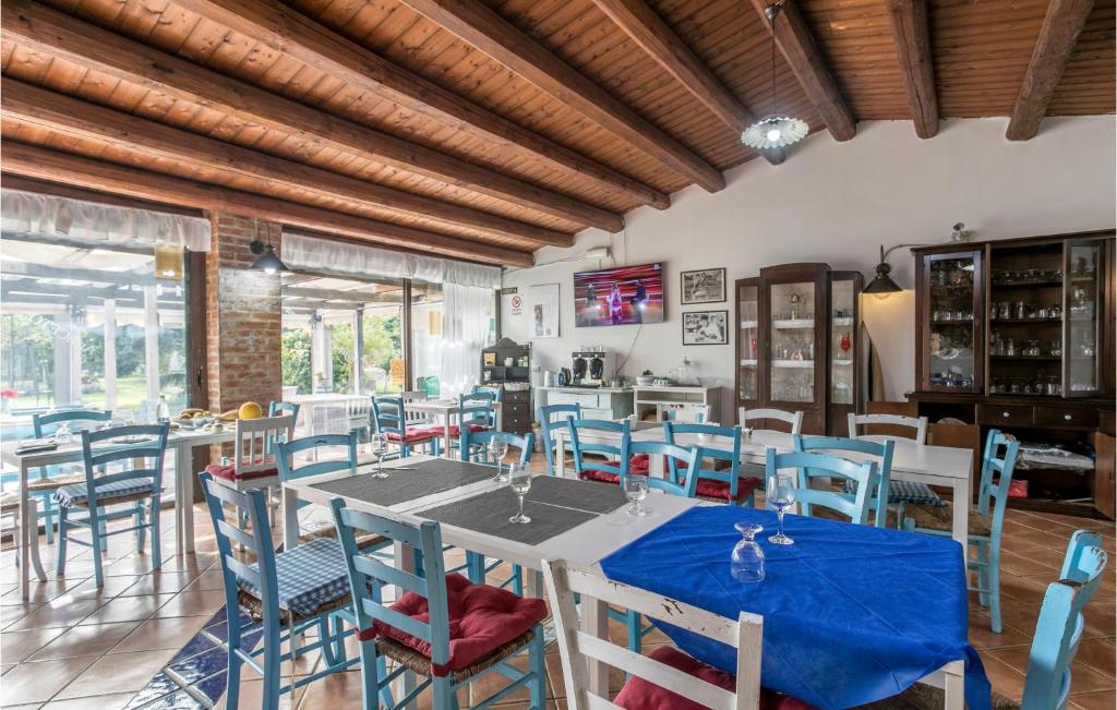 A restaurant or other place to eat at 4 Bedroom Stunning Home In Arenella