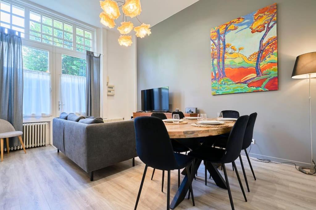 un salon avec une table et un canapé dans l'établissement Appartement cosy proche du tram avec parking privé, à Roubaix