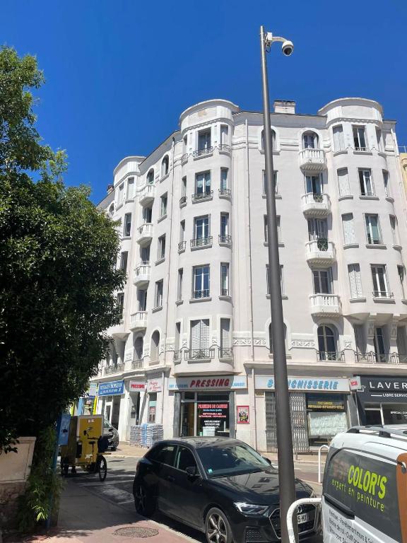 une voiture noire garée devant un bâtiment blanc dans l'établissement Cannes Centre Apartment 2-Room by Palais des Festivals & Beach, à Cannes