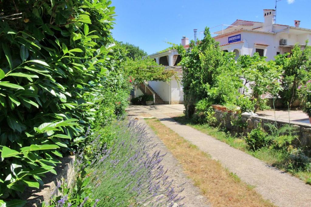Vonkajšia záhrada v ubytovaní Apartments Andela J
