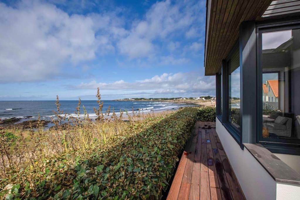 une maison sur la plage avec vue sur l'océan dans l'établissement Villa unique face océan et plage de la govelle, à Batz-sur-Mer