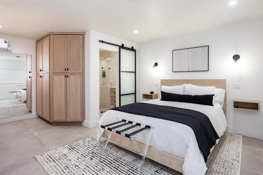 En eller flere senge i et værelse på Hotel Bayit Modesto Salida
