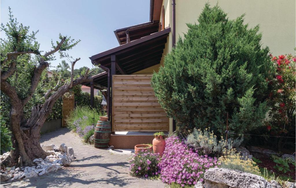 dom z ogrodem z kwiatami przed nim w obiekcie Stunning Home In Pula With Wifi w Puli