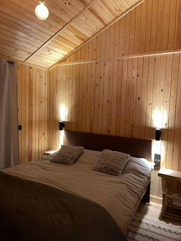 Postel nebo postele na pokoji v ubytování Scandinavian Chalet in the Atlas Mountains - Ifrane