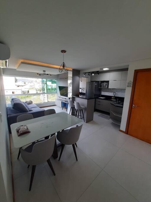 a kitchen and living room with a table and chairs at Meu lar na Serra Gaúcha in Nova Petrópolis