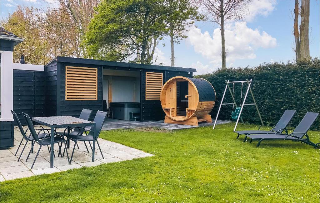 a backyard with a table and chairs and a sauna at Oud Kempen Bungalow 99 in Stavenisse