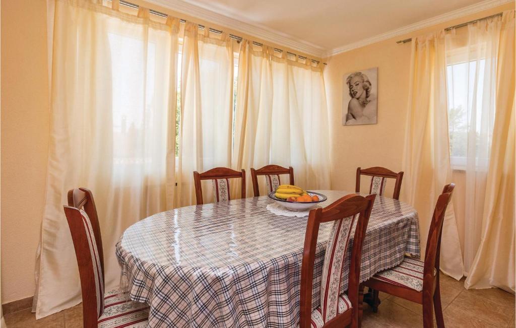 Fotografia z galérie ubytovania Gorgeous Home In Valbandon With Wifi v destinácii Štinjan