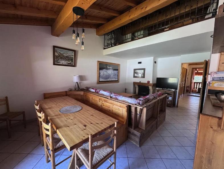 un salon avec une table en bois et un canapé dans l'établissement Apartment Ciel Étoilé, à Les Coches