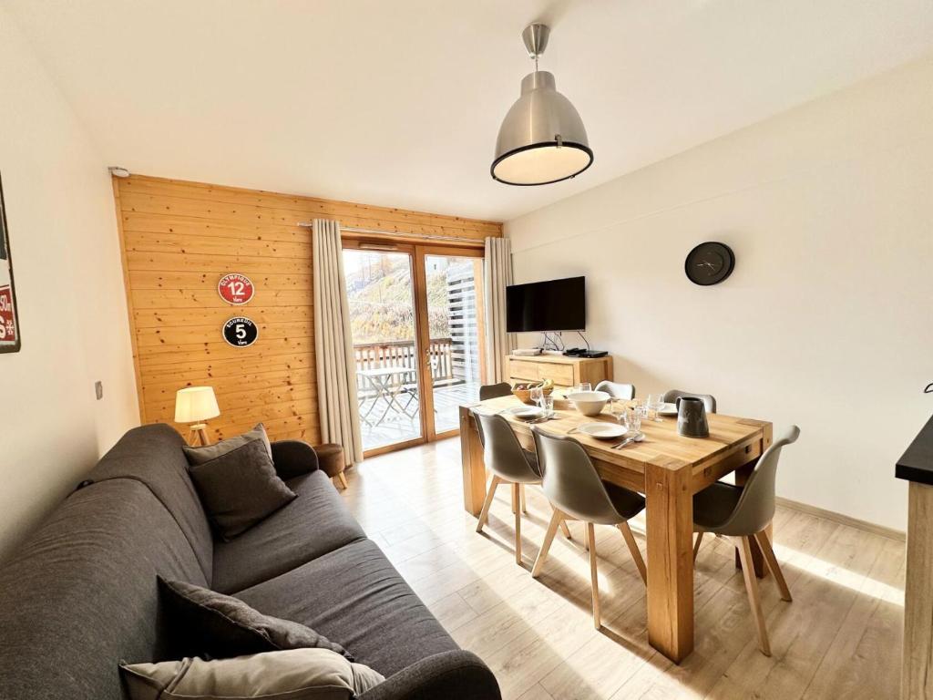 un salon avec un canapé et une table dans l'établissement Résidence Le Hameau Des Rennes - T2 DANS UNE RESIDENCE AVEC PISCINE MAE-8831, à Vars