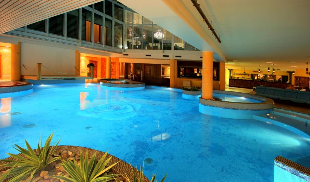 Bazén v ubytování Grand Rose SPA Hotel nebo v jeho okolí