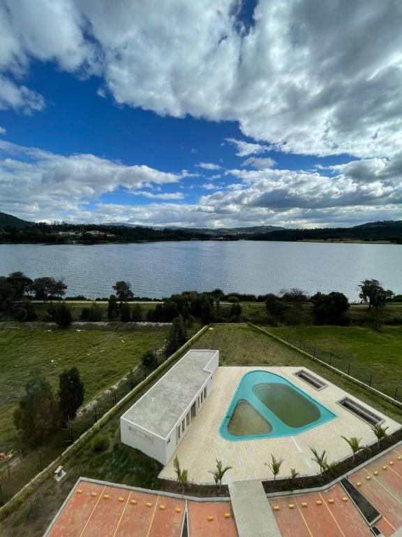 an overhead view of a swimming pool on a house next to a lake at Náutica Lake Paipa - Penthouse in Paipa