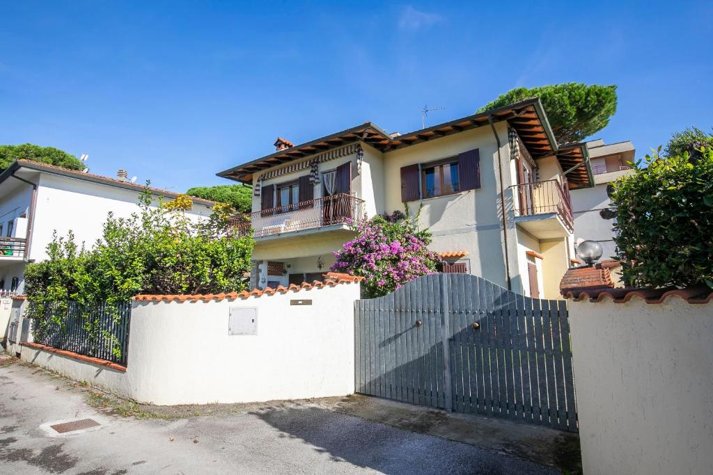 a white fence in front of a house at Casa Vittoria 800m from sea - Happy Rentals in Forte dei Marmi