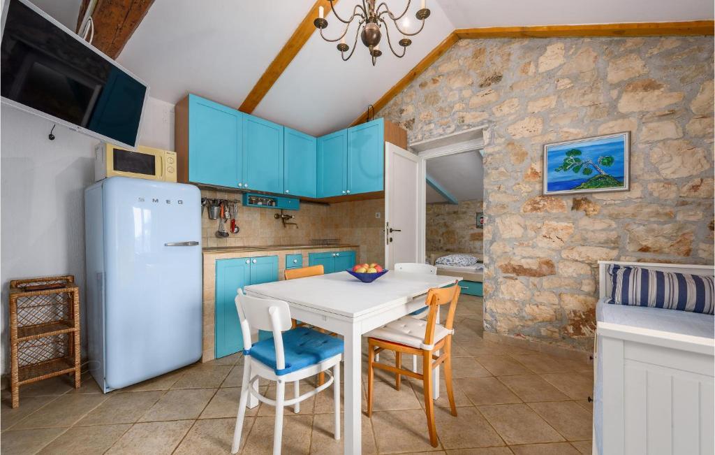Kuchyň nebo kuchyňský kout v ubytování 2 Bedroom Gorgeous Home In Vabriga