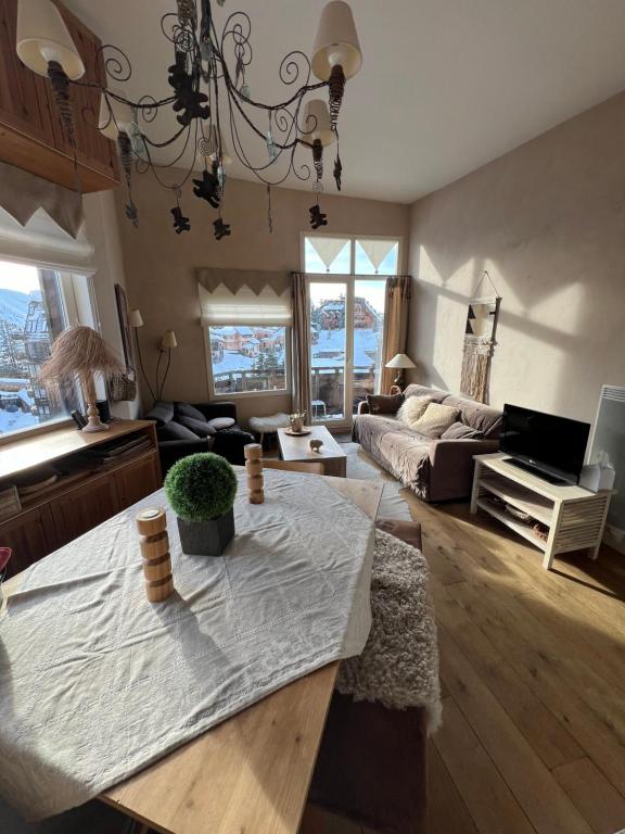 un salon avec un canapé et une table dans l'établissement Bright spacious 1 bedroom apartment in residence SNOW Avoriaz 41m2, à Avoriaz