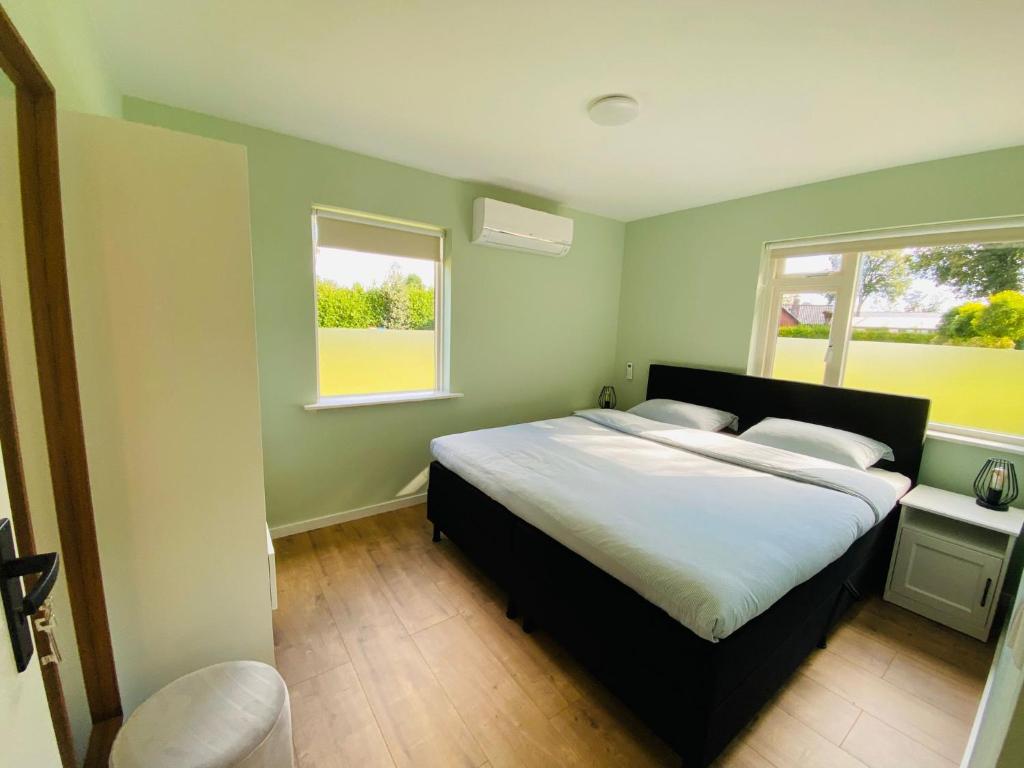 Postel nebo postele na pokoji v ubytování Morning Glory Huisje Jasmijn