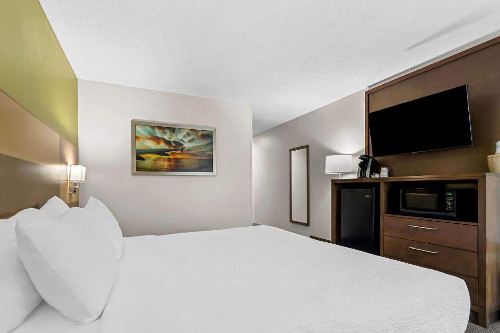 Best Western Niceville - Eglin AFB Hotel - King Room With Roll-In Shower - Disability Access