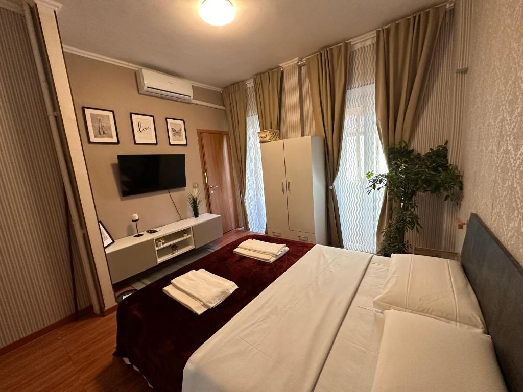 pokój hotelowy z łóżkiem i telewizorem w obiekcie Pardis Guest house w Rzymie