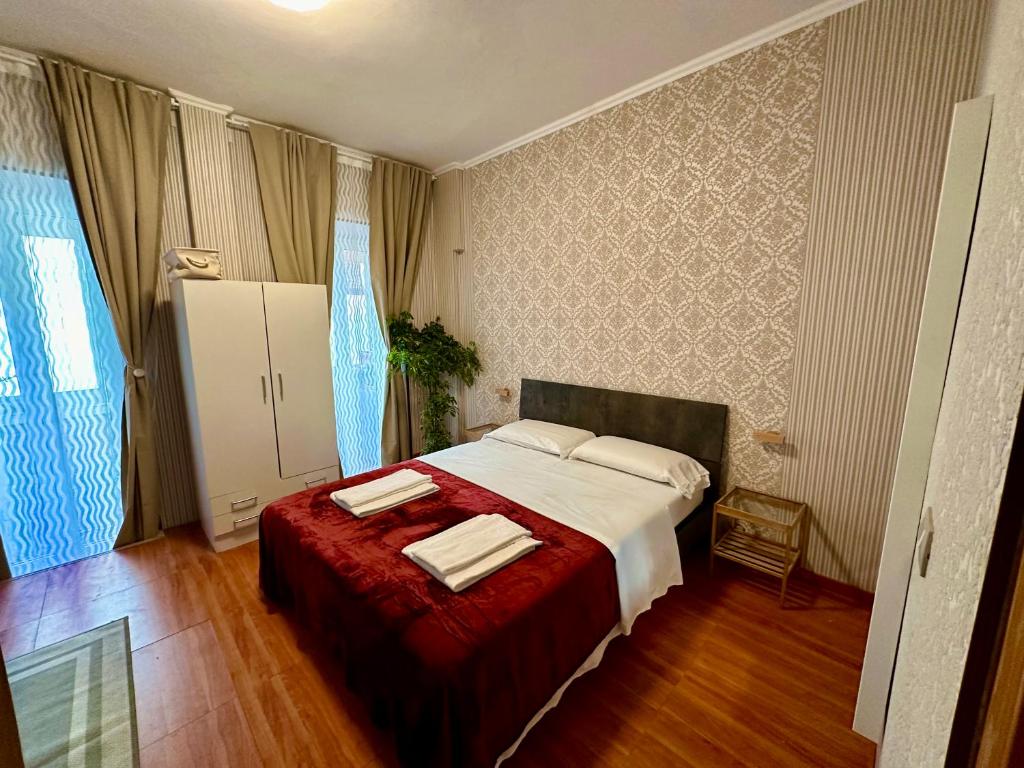 Łóżko lub łóżka w pokoju w obiekcie Pardis Guest house