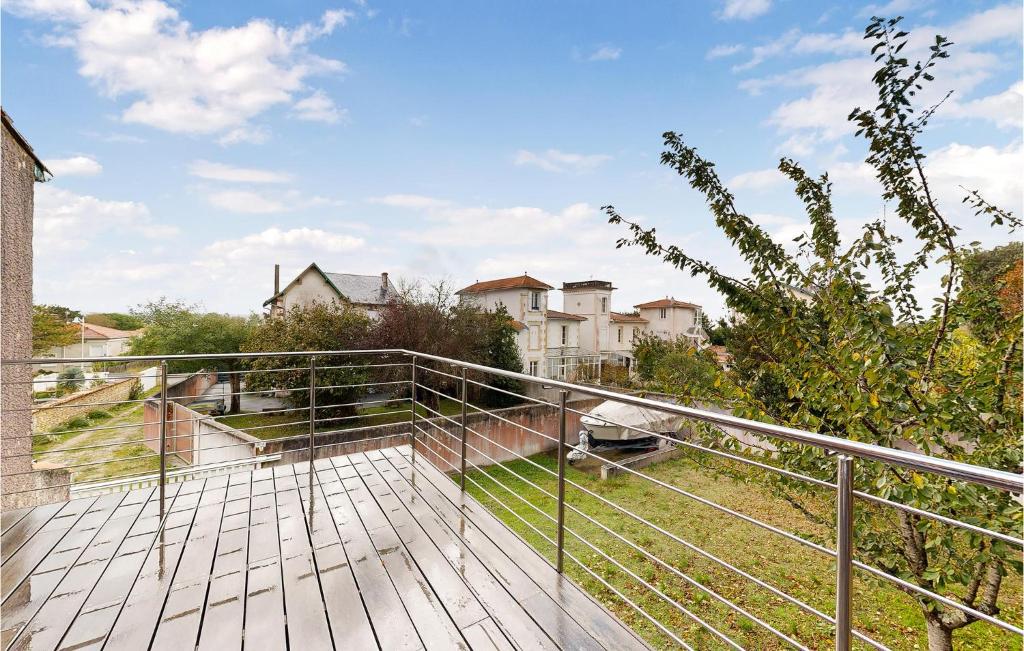 d'un balcon avec vue sur une maison. dans l'établissement Nice Apartment In St-Georges-De-Didonne, à Saint-Georges-de-Didonne