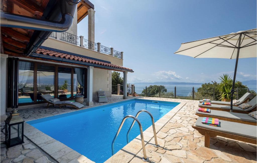 Swimmingpoolen hos eller tæt på Lovely Home In Kostrena With Kitchen