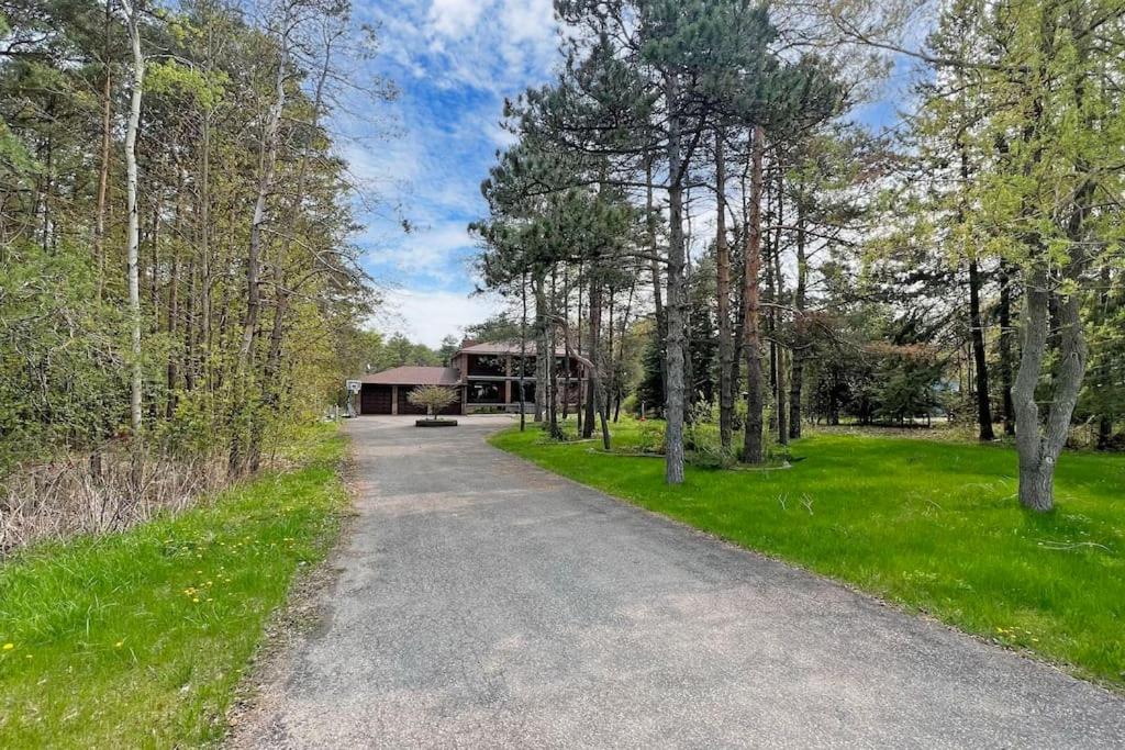 a driveway with a house in the background at Newly renovated luxury villa in Stouffville, ON in Stouffville