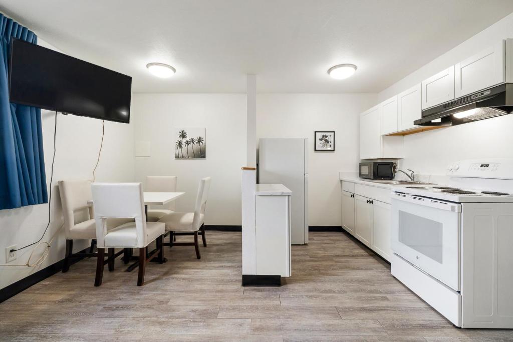 Kuchyň nebo kuchyňský kout v ubytování Kennewick Inn & Suites Tri Cities