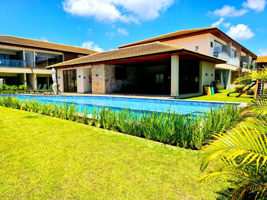 Bazén v ubytování Village em Itacimirim lindo, novo e tranquilo à 400 m da Praia da Espera nebo v jeho okolí